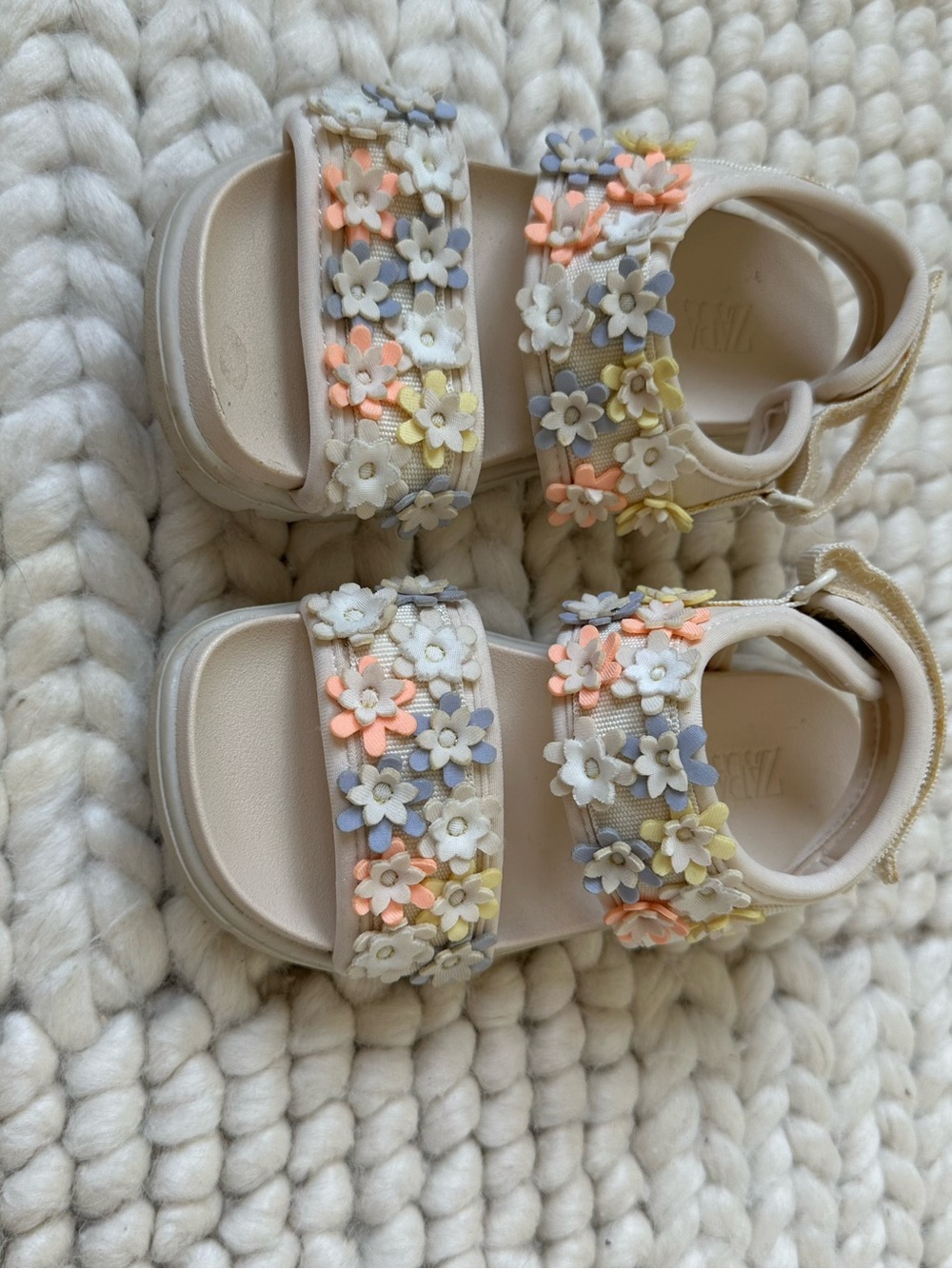 Zara Kids Floral Strap Sandals - Cream with Pastel Flowers - size 8.5-9 - used